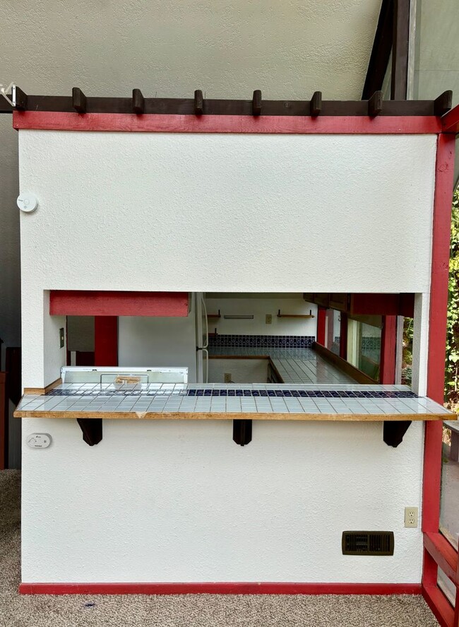 Building Photo - 2 Bed / 2 Bath Lakeview Bellevue cottage $3,295/month