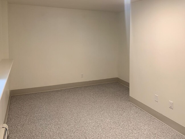 Building Photo - Spacious 3-Bedroom Apartment Near UVM with Private Entrance & Parking