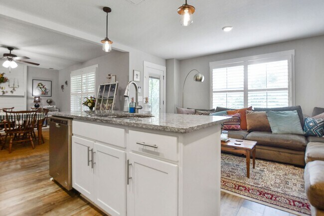 Building Photo - Pet Friendly Four Bedroom!