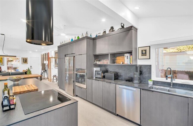 Building Photo - 747 2nd St N