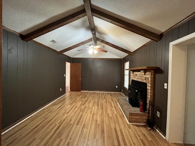 Building Photo - 1222 Hampton Dr