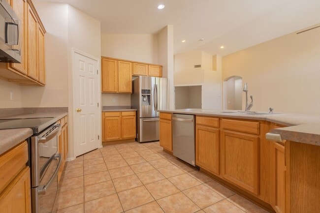 Building Photo - 3 Bedrooms 2 Bathrooms