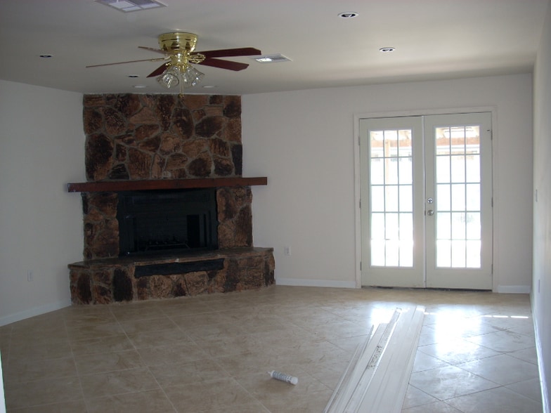 Building Photo - 3517 Plaza Dr