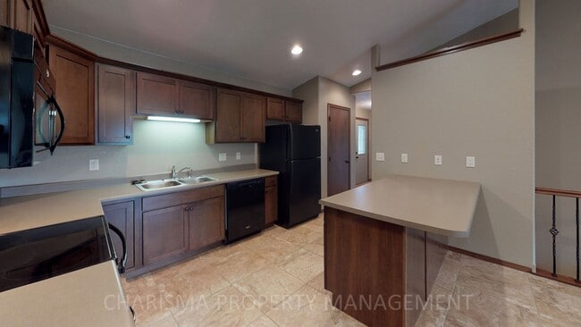 Building Photo - SPACIOUS AND AMENITY FILLED 3 BD, 2.5 BA T...