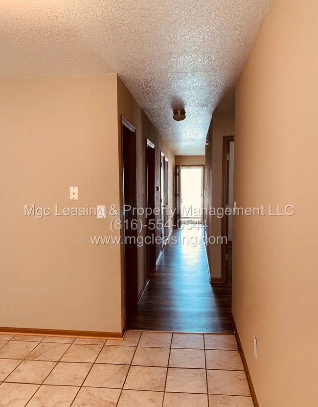 Building Photo - 200-202 NW Parker Dr