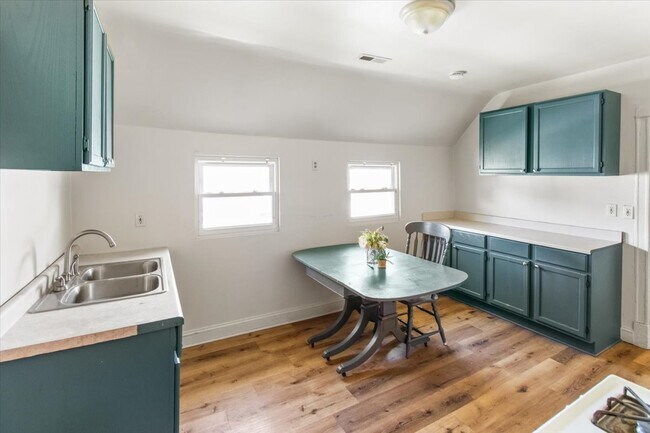 Building Photo - 257 W 109th Pl