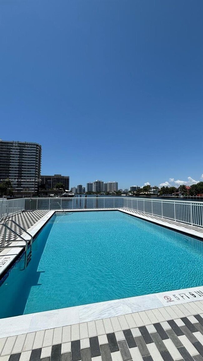 Building Photo - 1913 S Ocean Dr