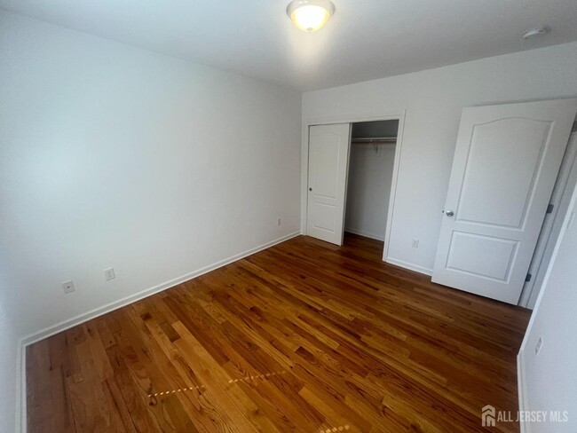Building Photo - 16 E Kupsch St
