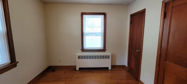 Building Photo - Brick ranch in Southside with large privat...