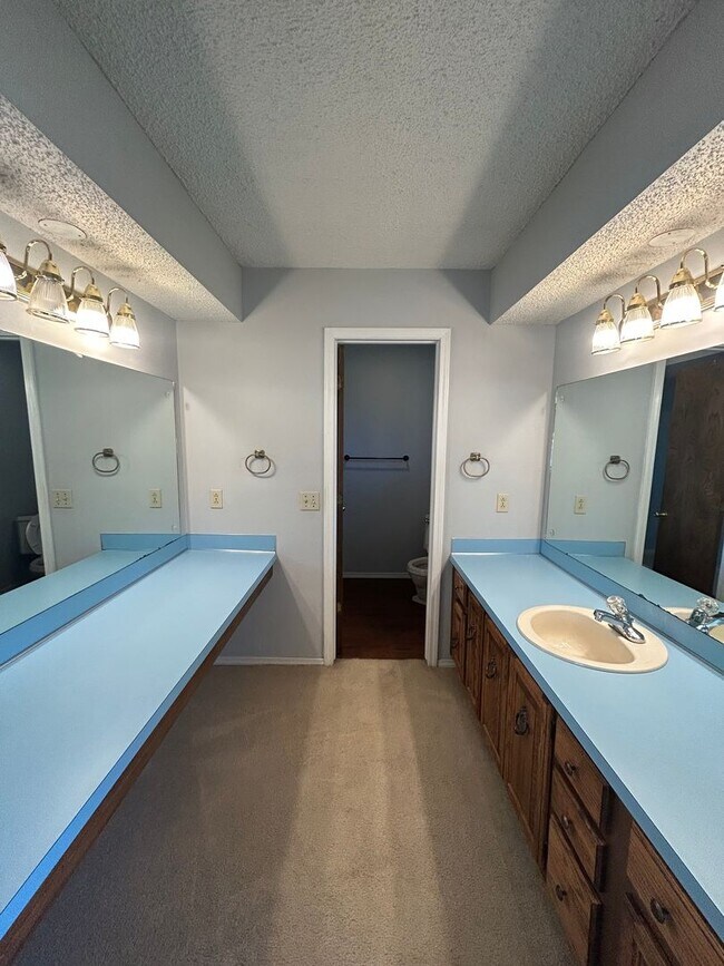 Building Photo - Spacious 3 Bed, 2 Bath Home in the Heart o...