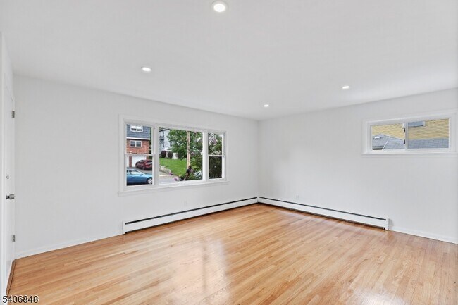 Building Photo - 12 Stanchak Ct