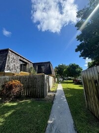 Building Photo - Spacious townhouse- 2 bed 2 bath with patio in great location!