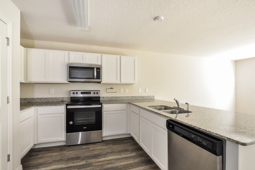 Building Photo - 21 Presidential Ln