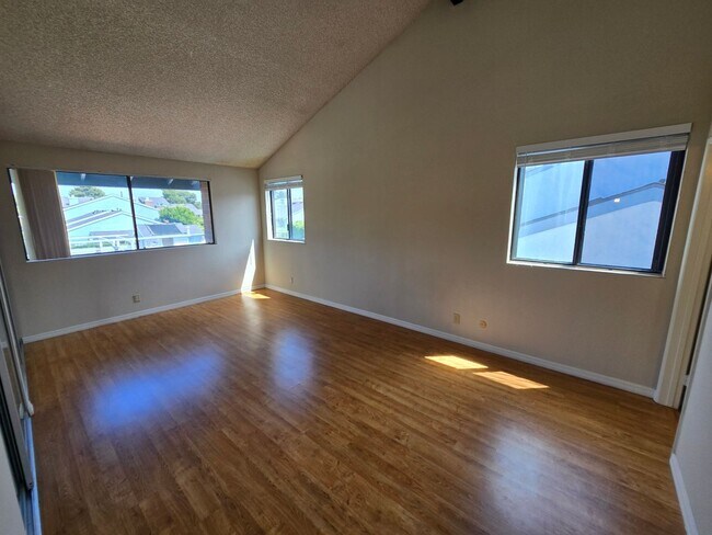 Building Photo - Spacious 3-Bedroom, 2.5-Bath Townhome in Desirable La Jolla
