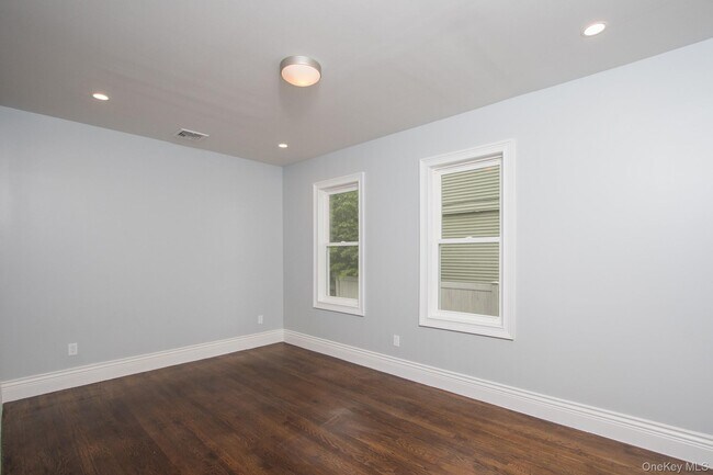 Building Photo - 535 E Walnut St