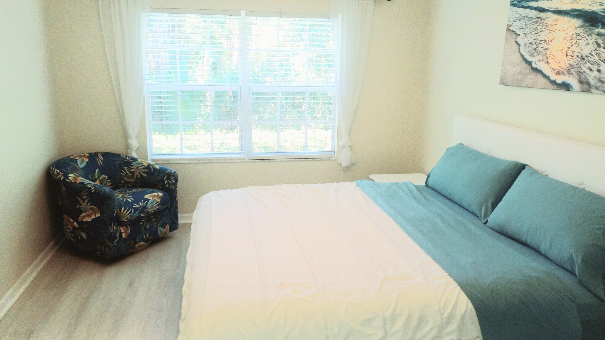 Master Bedroom - 821 Montrose Dr