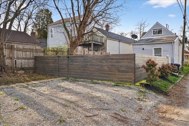 Building Photo - 4 Bedroom, 1.5 Bath house in Shelby Park, Fenced, Off-street Parking, Pets OKAY!