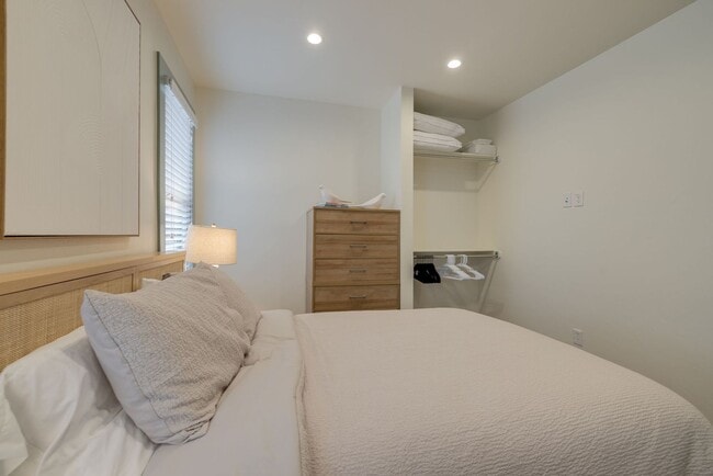 Building Photo - Welcome to this charmingly updated 2 Bedroom 1 Bathroom Bungalow Located in the Historic Jefferso...