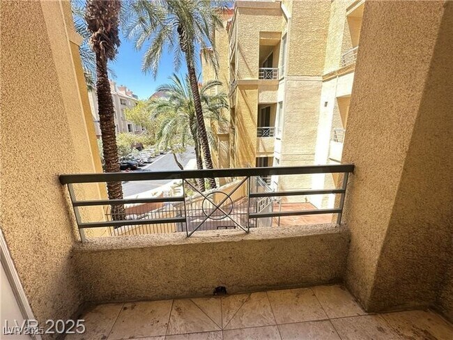 Building Photo - 270 E Flamingo Rd