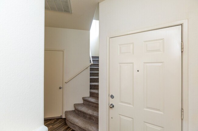 Building Photo - 2 Bedroom Townhome in Scripps Ranch