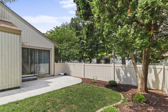 Building Photo - 2304 Melrose Dr