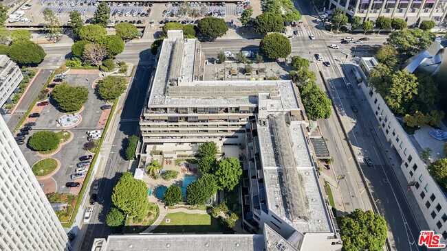 Building Photo - 121 S Hope St