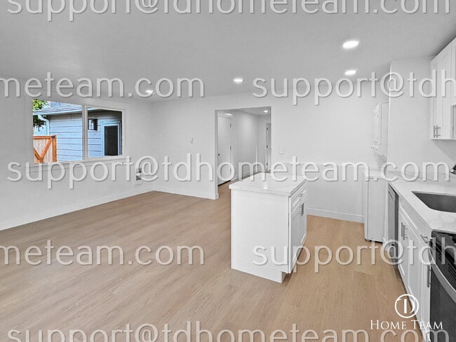 Building Photo - "Charming Tacoma Retreat: Cozy 2-Bed Oasis with 1 Private Car Garage!"