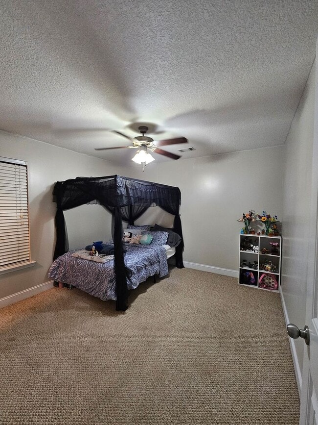 Building Photo - Spacious 5-Bedroom, 3-Bathroom Home for Re...