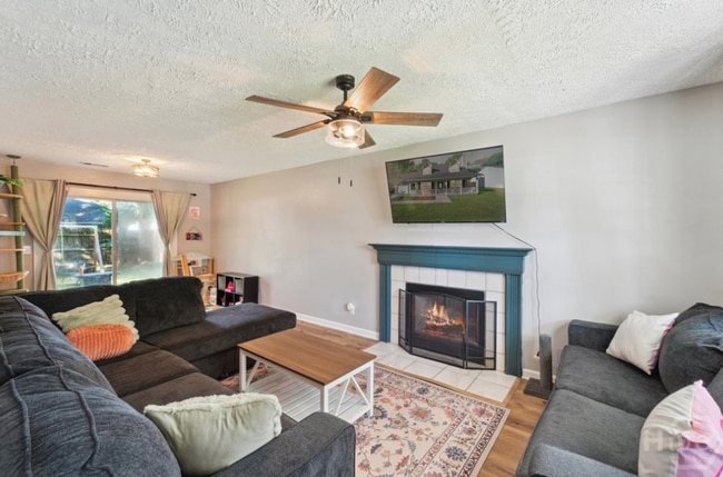 Building Photo - New to the market! 3/2 Home in Richmond Hi...