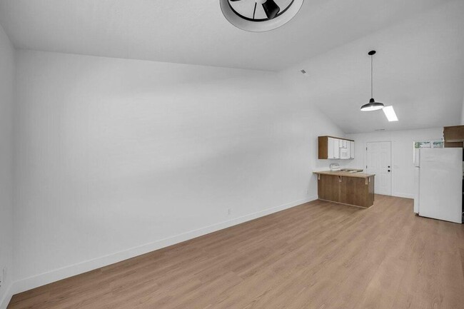 Building Photo - Remodeled La Venita Condo!