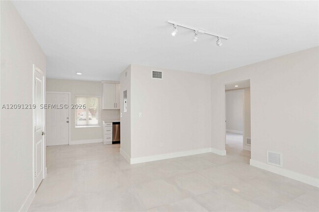 Building Photo - 930 SW 24th Ct