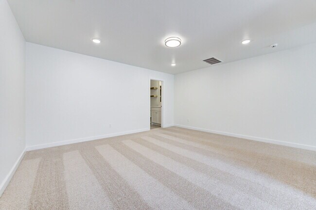 Building Photo - 14720 Avignon Ln