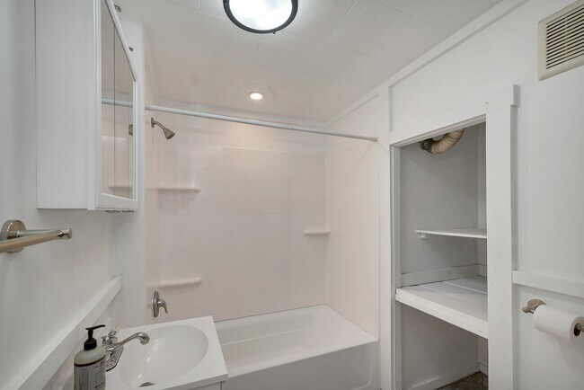 Building Photo - 135 Franklin St