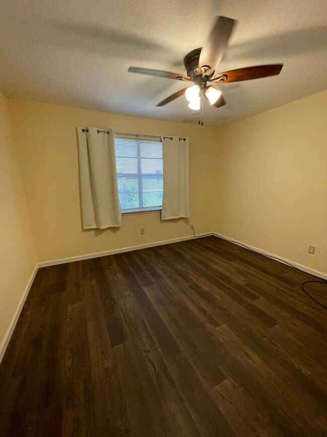 Building Photo - Available Now! *No Pets* Completely Renova...