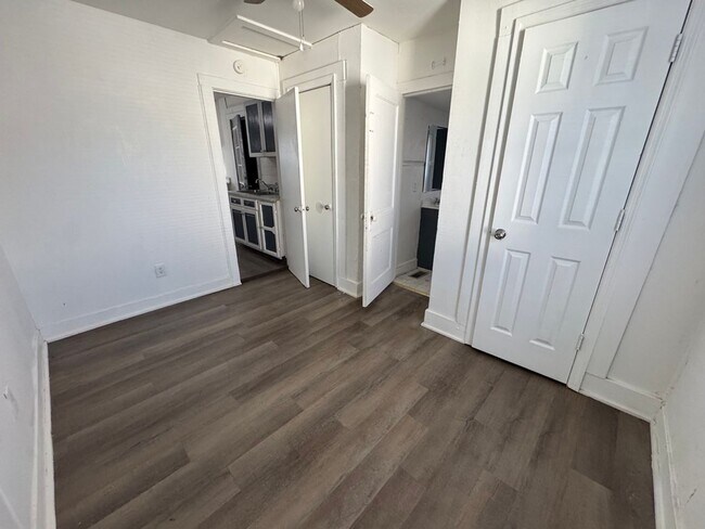 Building Photo - Two Bedroom, One Bath House! Apply-your application fee will be credited to your first month’s re...