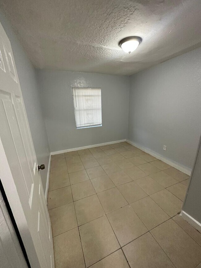 Building Photo - Fully Renovated  Single Family House - 1/1...
