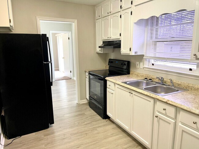 Building Photo - Welcome to this charming 4 bedroom, 2 bath...