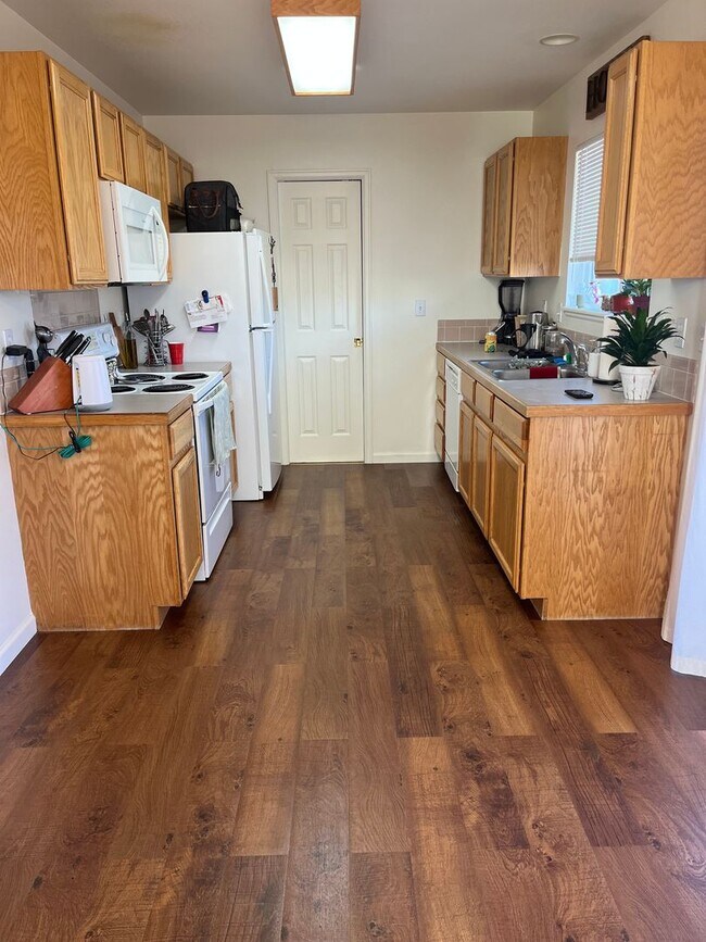 Building Photo - Bright & Inviting Wellington Townhome