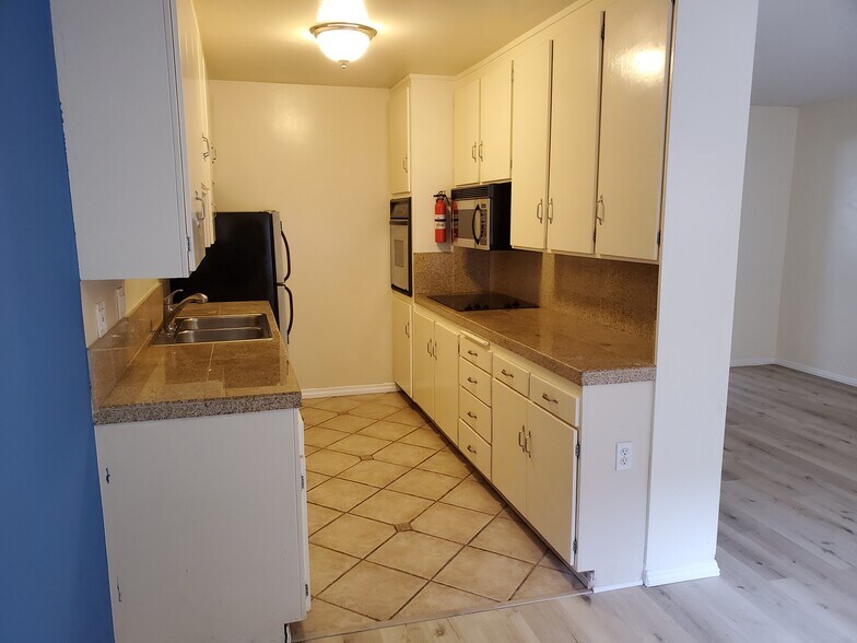 Kitchen - 4180 Louisiana St