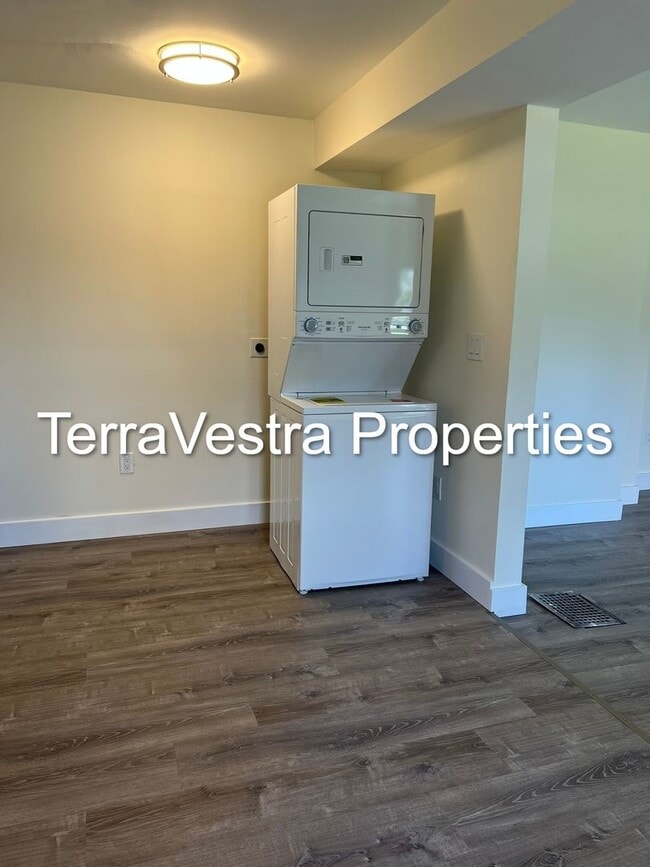 Building Photo - 4 Bed / 2 Full Bath in Millville!