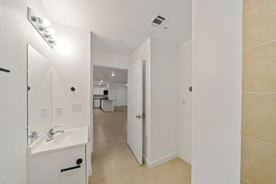 Building Photo - 903 Canterbury