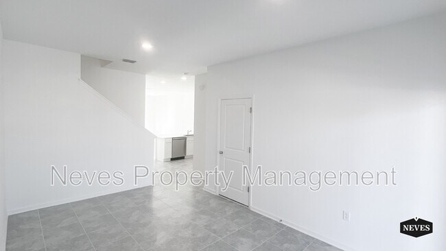 Building Photo - 2562 Skyline Loop