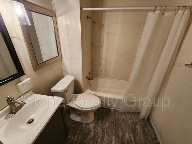 Building Photo - 514 1/2 S 5th Street