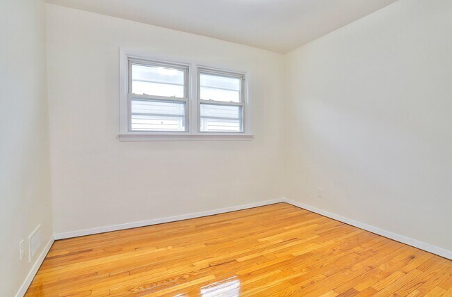 Building Photo - 502 Ave E