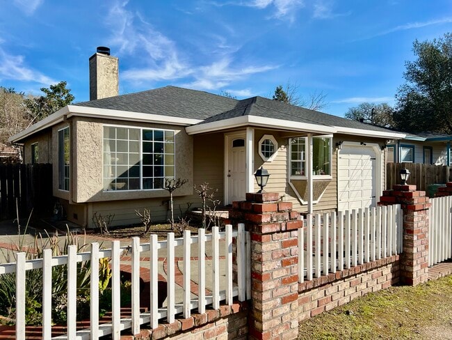 Building Photo - 1057 6th Ave