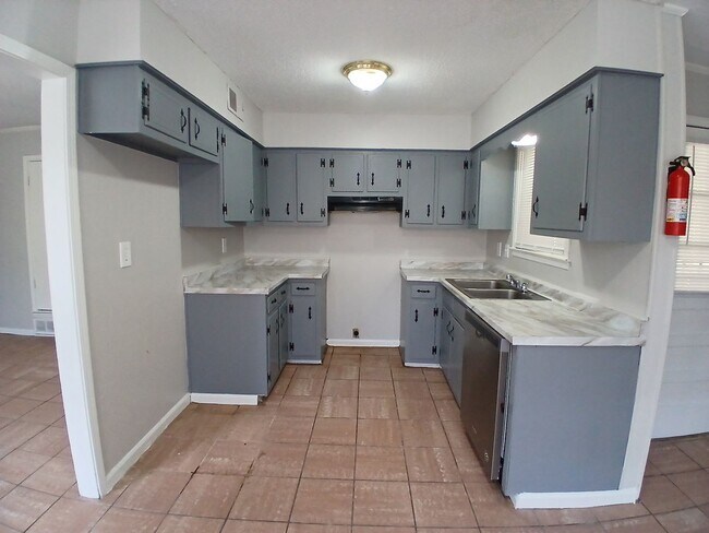 Building Photo - Discover this move-in ready 3-bedroom, 1.5...