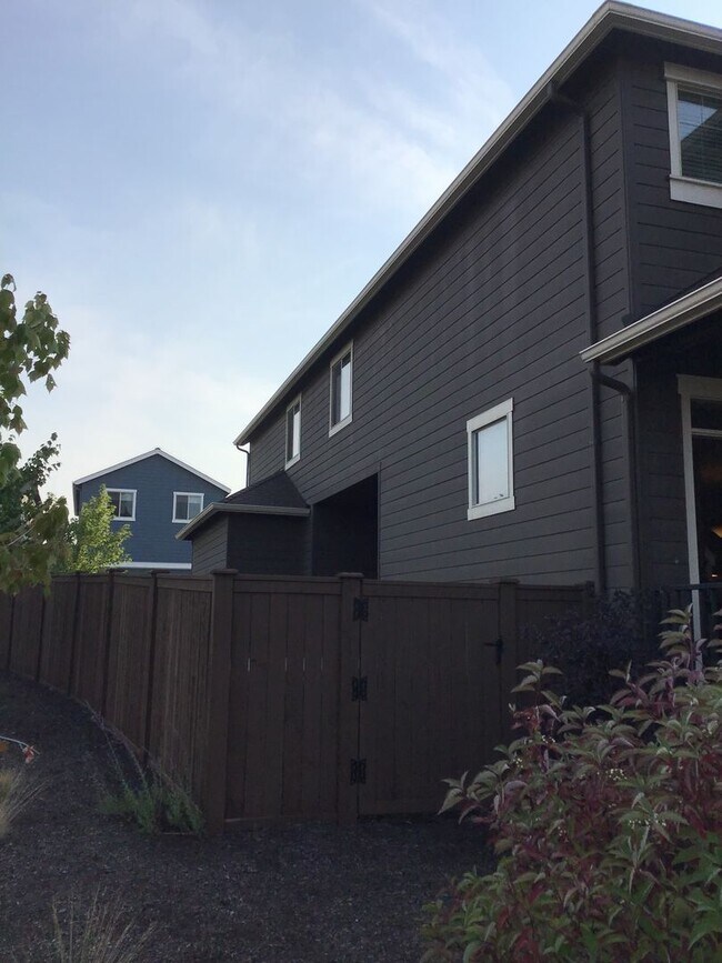 Building Photo - 3 Bedroom Home in the Bridges!