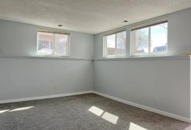 Building Photo - Beautiful 2-Bedroom Gem with Spacious Layo...