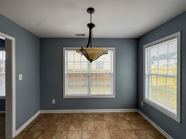 Building Photo - Spacious 3 Bed 2.5 Bath Home with Fenced Backyard