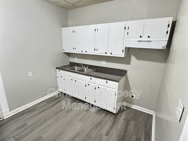 Building Photo - 1446 N Hollywood St